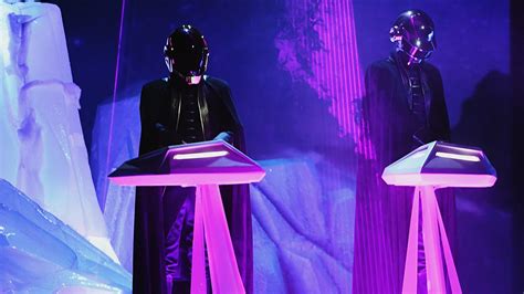 BIZÚ FORTE: Um ano após anunciar separação, Daft Punk volta às redes sociais e anuncia edição especial do álbum 'Homework'. DEIXE SEU COMENTÁRIO!