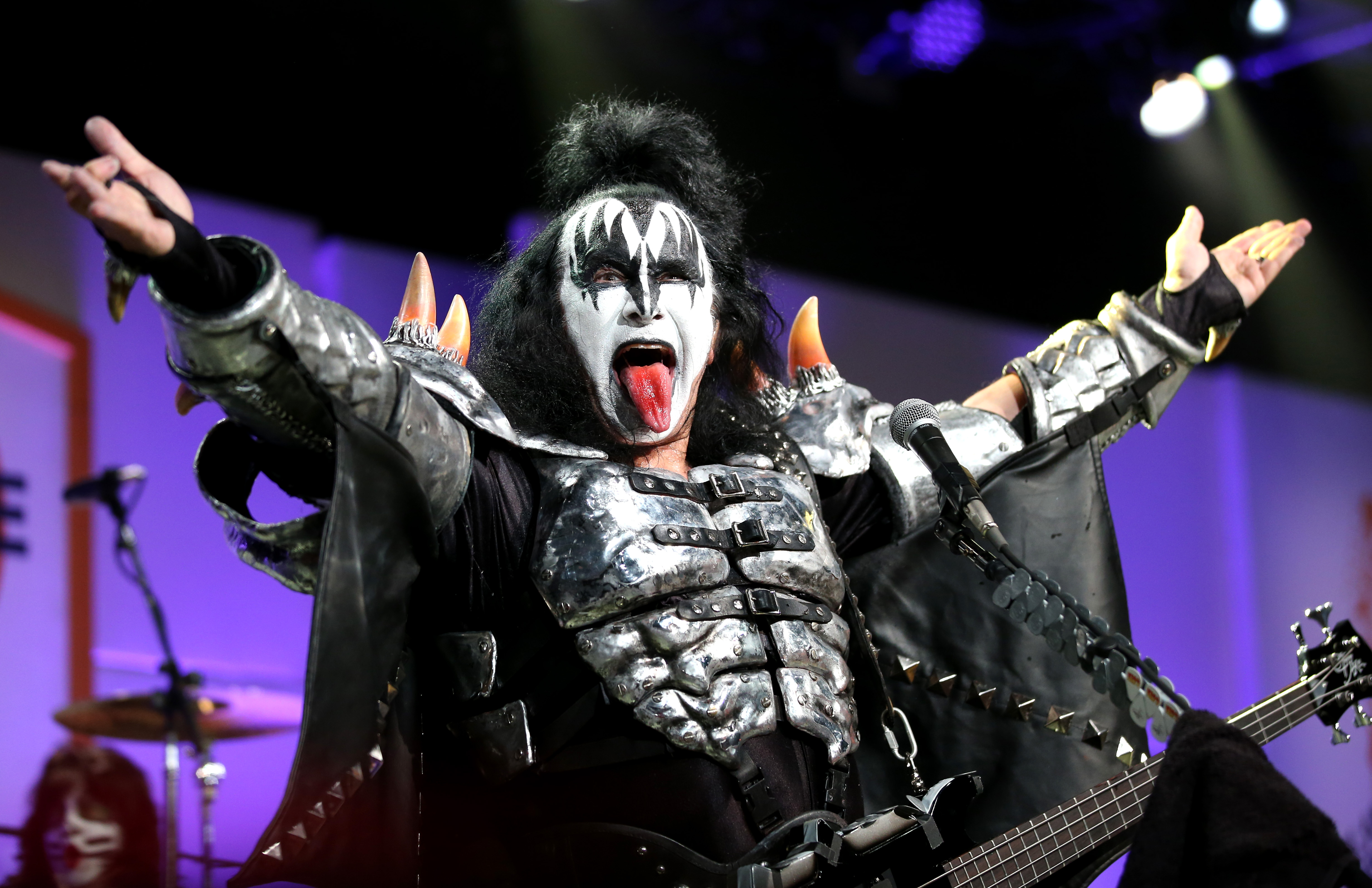BIZÚ FORTE: Gene Simmons aceitará criptomoedas na venda de sua mansão em Las Vegas.  DEIXE SEU COMENTÁRIO!